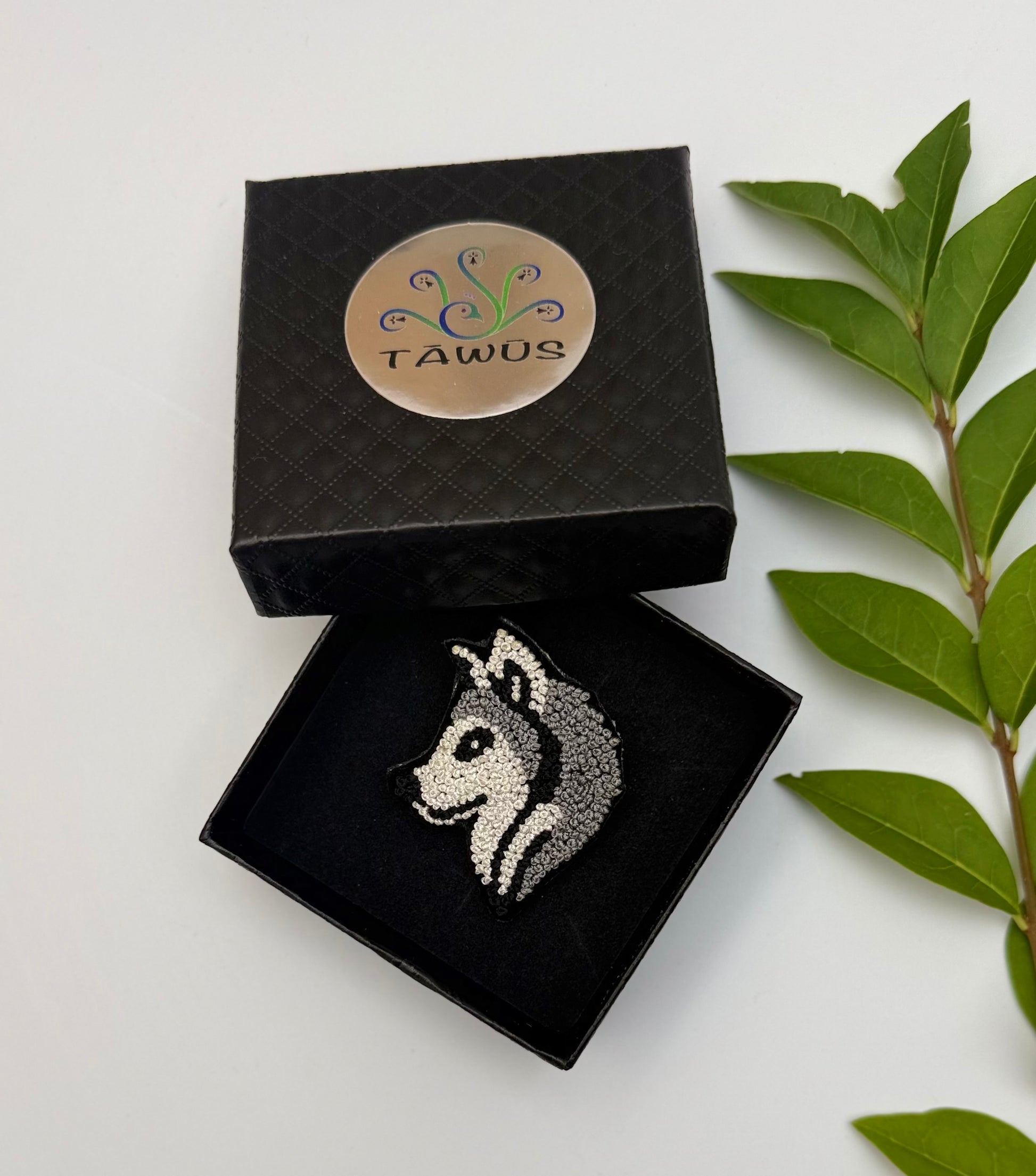 Broche loup fait main dans son écrin – cadeau original bijou loup animal sauvage forêt liberté broderie artisanale – Tawus
