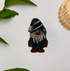 Broche lutin brodée main – bijou artisanal féérique perles et fils métalliques – Tawus
