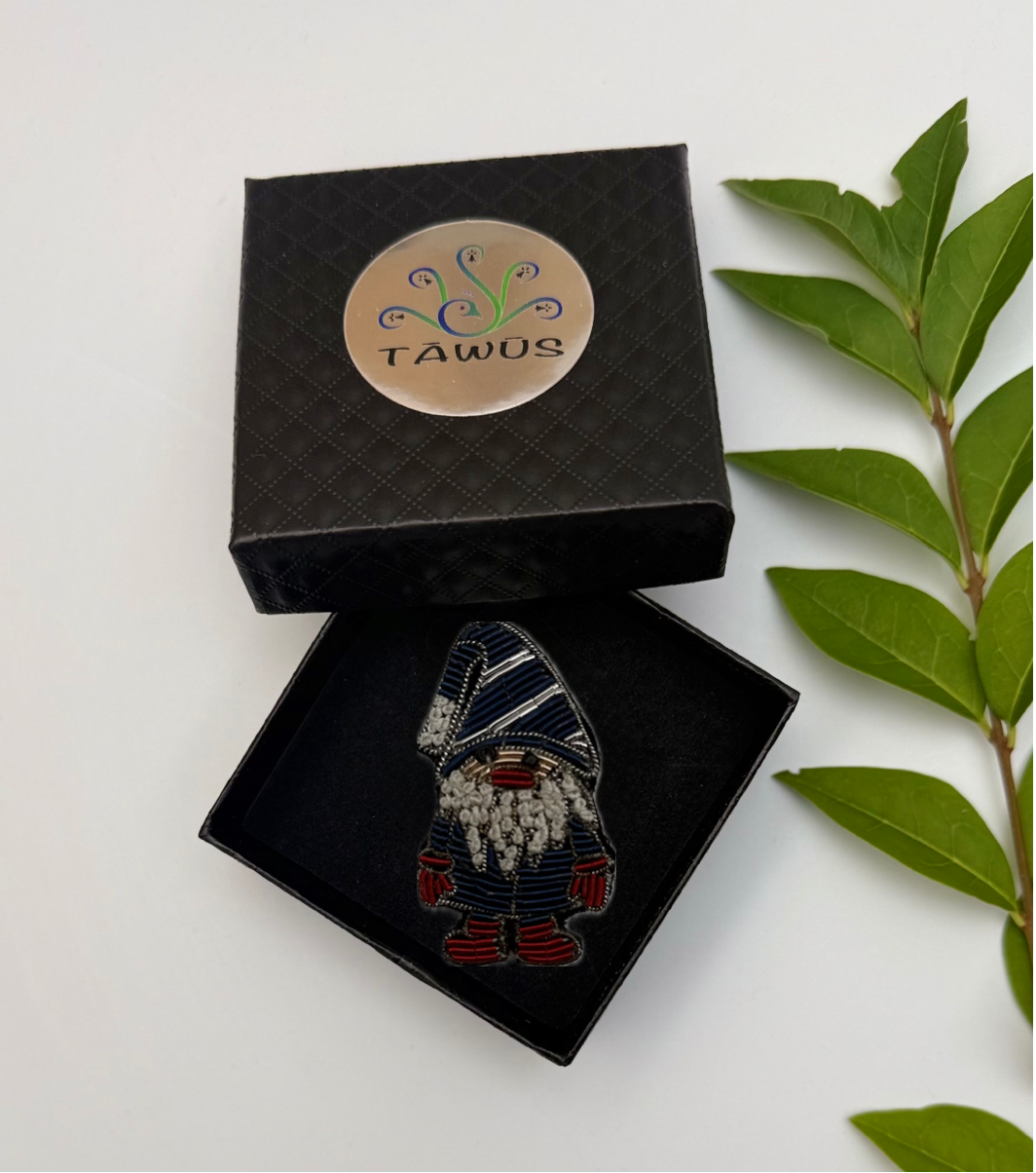 Broche lutin fait main dans son écrin – cadeau Noël original bijou féérique broderie artisanale – Tawus