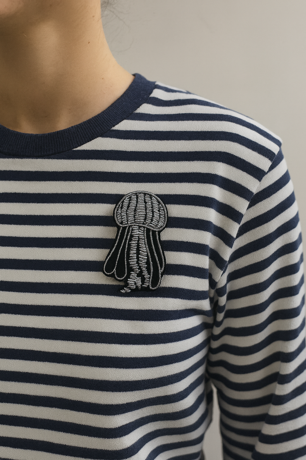 Broche méduse brodée à la main portée sur marinière – accessoire mode méduse mer style marin artisanal unique – Tawus