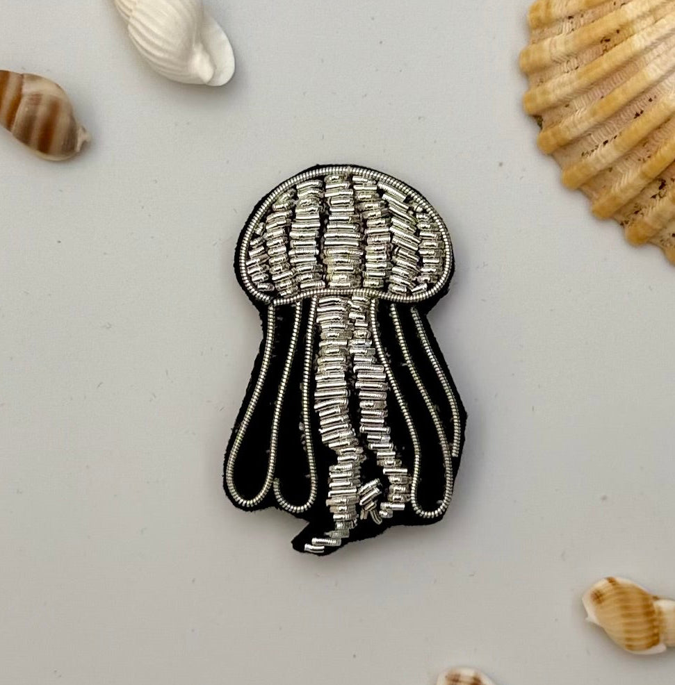 Broche méduse brodée main – bijou artisanal méduse mer océan perles et fils colorés translucides – Tawus
