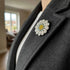 Broche marguerite brodée à la main portée – accessoire mode floral champêtre artisanal unique – Tawus