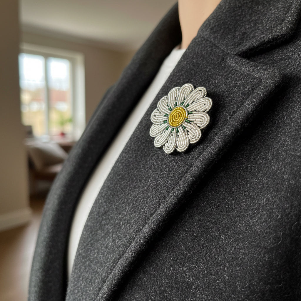 Broche marguerite brodée à la main portée – accessoire mode floral champêtre artisanal unique – Tawus