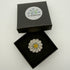 Broche marguerite fait main dans son écrin – cadeau original bijou broderie florale champêtre – Tawus