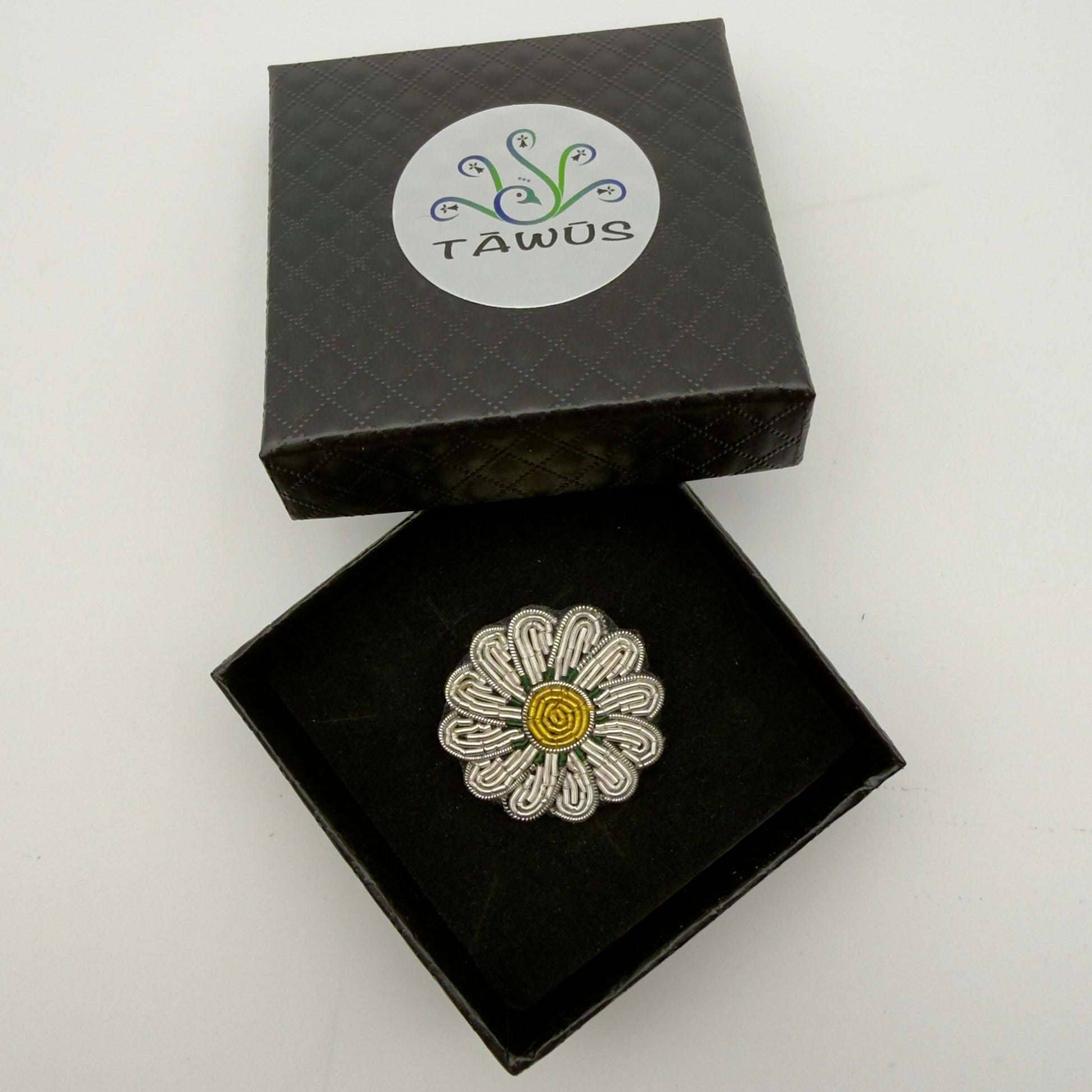 Broche marguerite fait main dans son écrin – cadeau original bijou broderie florale champêtre – Tawus