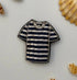 Broche marinière brodée main – bijou artisanal marinière rayures bleues blanches Bretagne marin nautique perles et fils – Tawus
