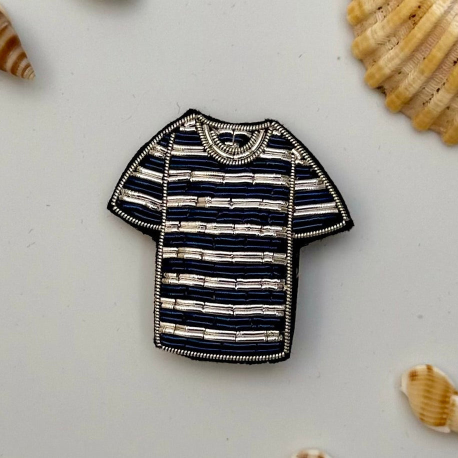 Broche marinière brodée main – bijou artisanal marinière rayures bleues blanches Bretagne marin nautique perles et fils – Tawus
