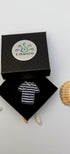 Broche marinière fait main dans son écrin – cadeau original bijou marinière rayures Bretagne marin broderie artisanale nautique – Tawus
