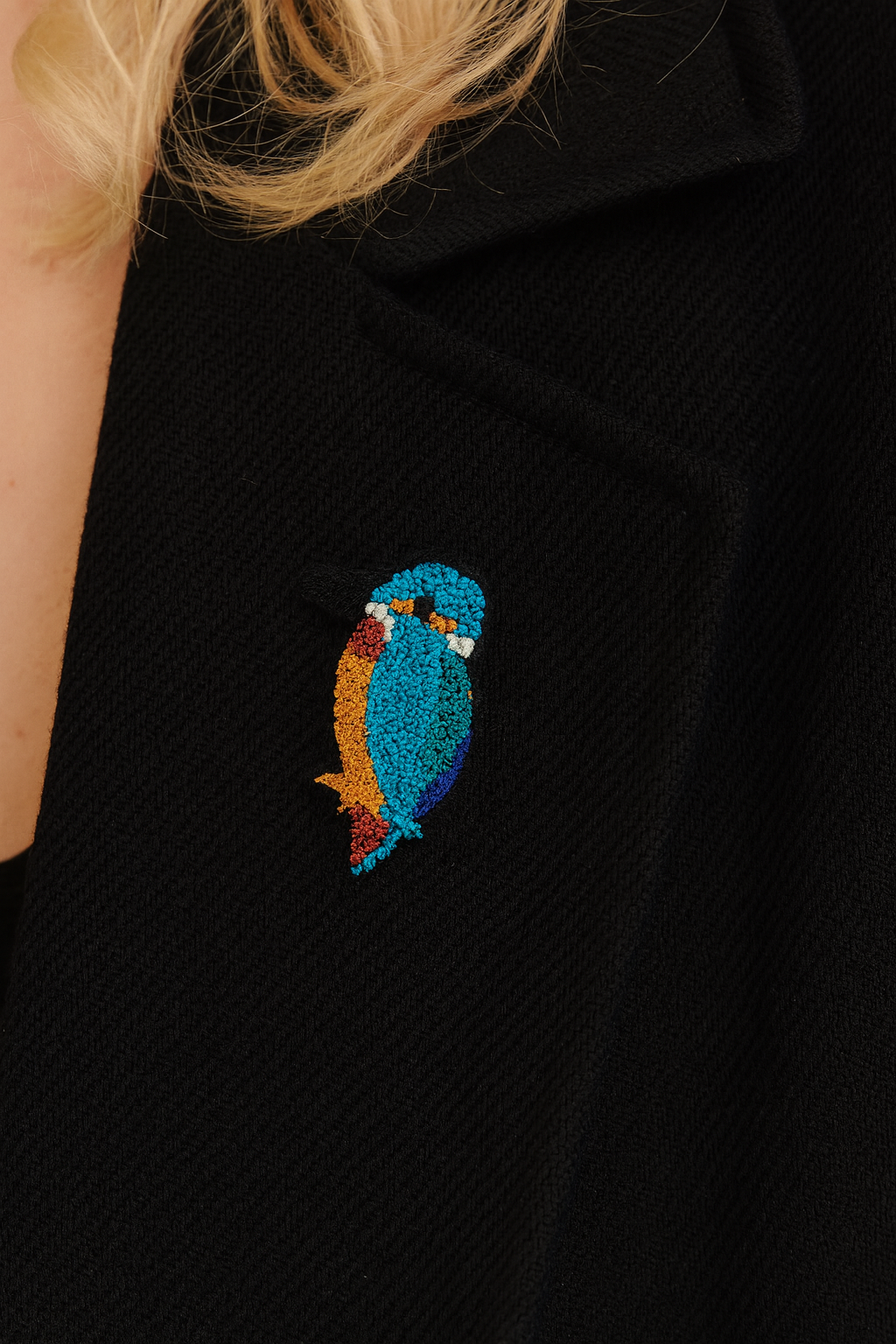 Broche martin-pêcheur brodée à la main portée – accessoire mode oiseau martin-pêcheur nature rivière artisanal unique – Tawus