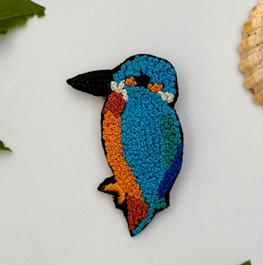Broche martin-pêcheur brodée main – bijou artisanal oiseau martin-pêcheur nature rivière perles et fils bleus orangés – Tawus