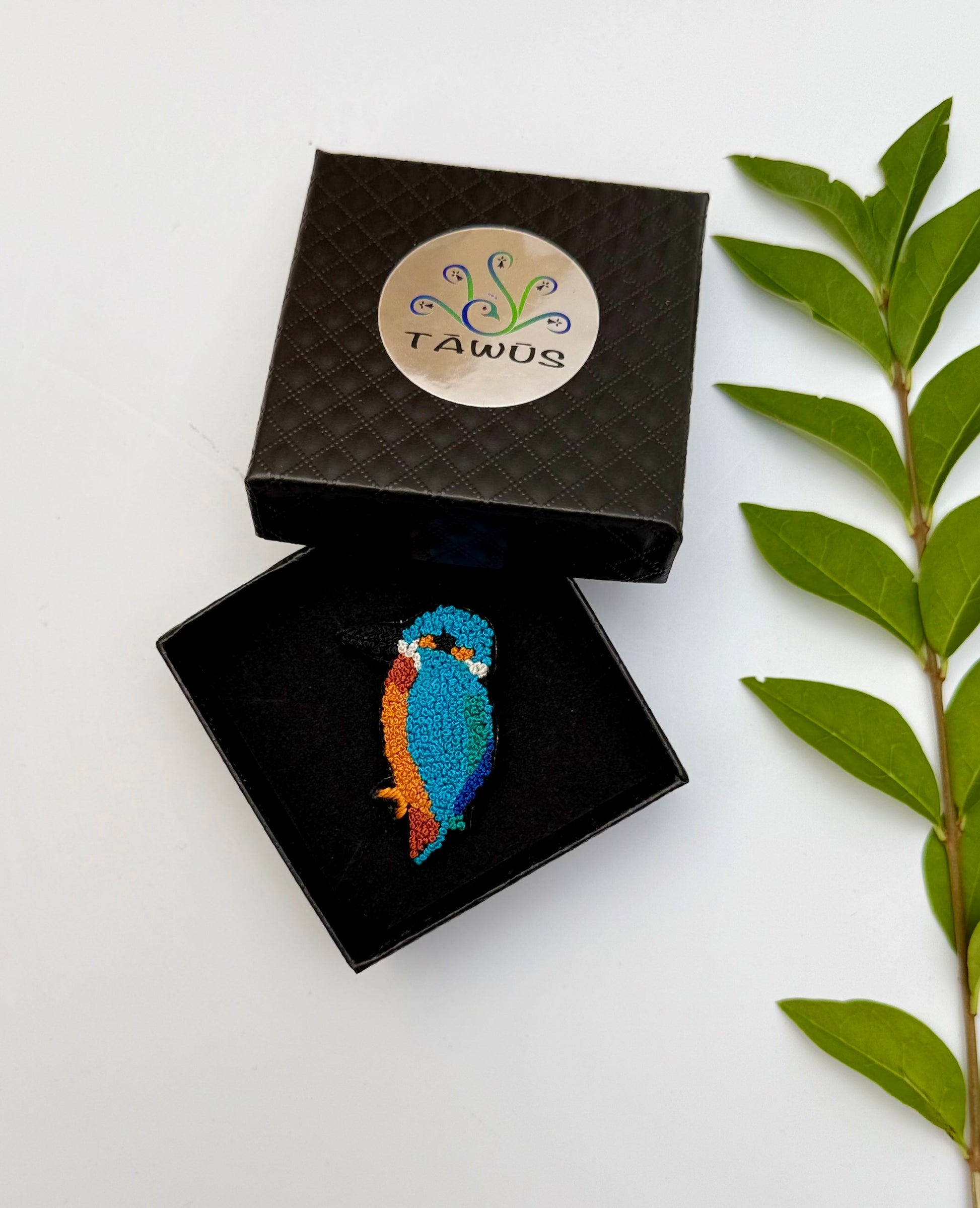 Broche martin-pêcheur fait main dans son écrin – cadeau original bijou oiseau martin-pêcheur broderie artisanale nature – Tawus