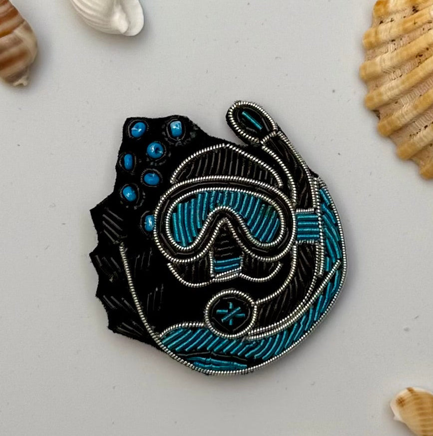 Broche masque de plongée brodée main – bijou artisanal plongée mer océan perles et fils colorés – Tawus