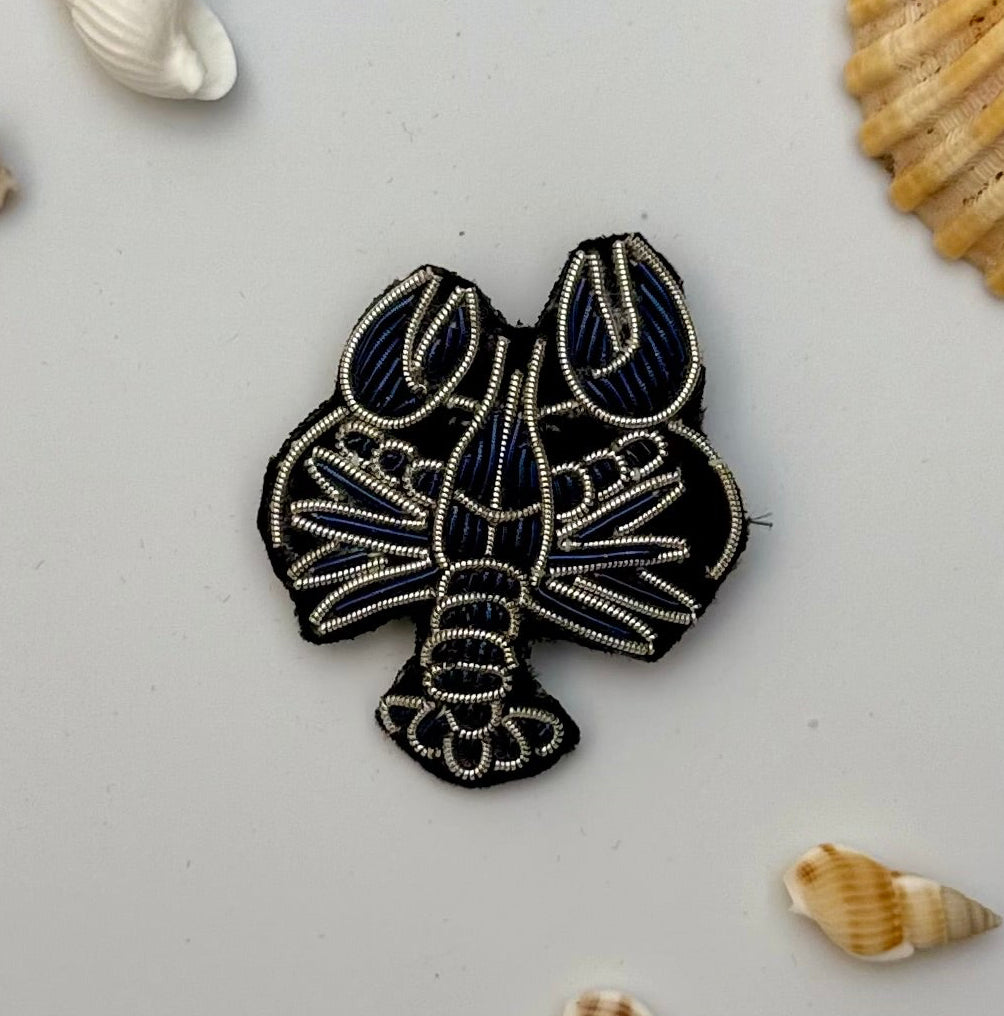 Broche mini homard bleu brodée main – bijou artisanal homard bleu Bretagne mer perles et fils bleus – Tawus