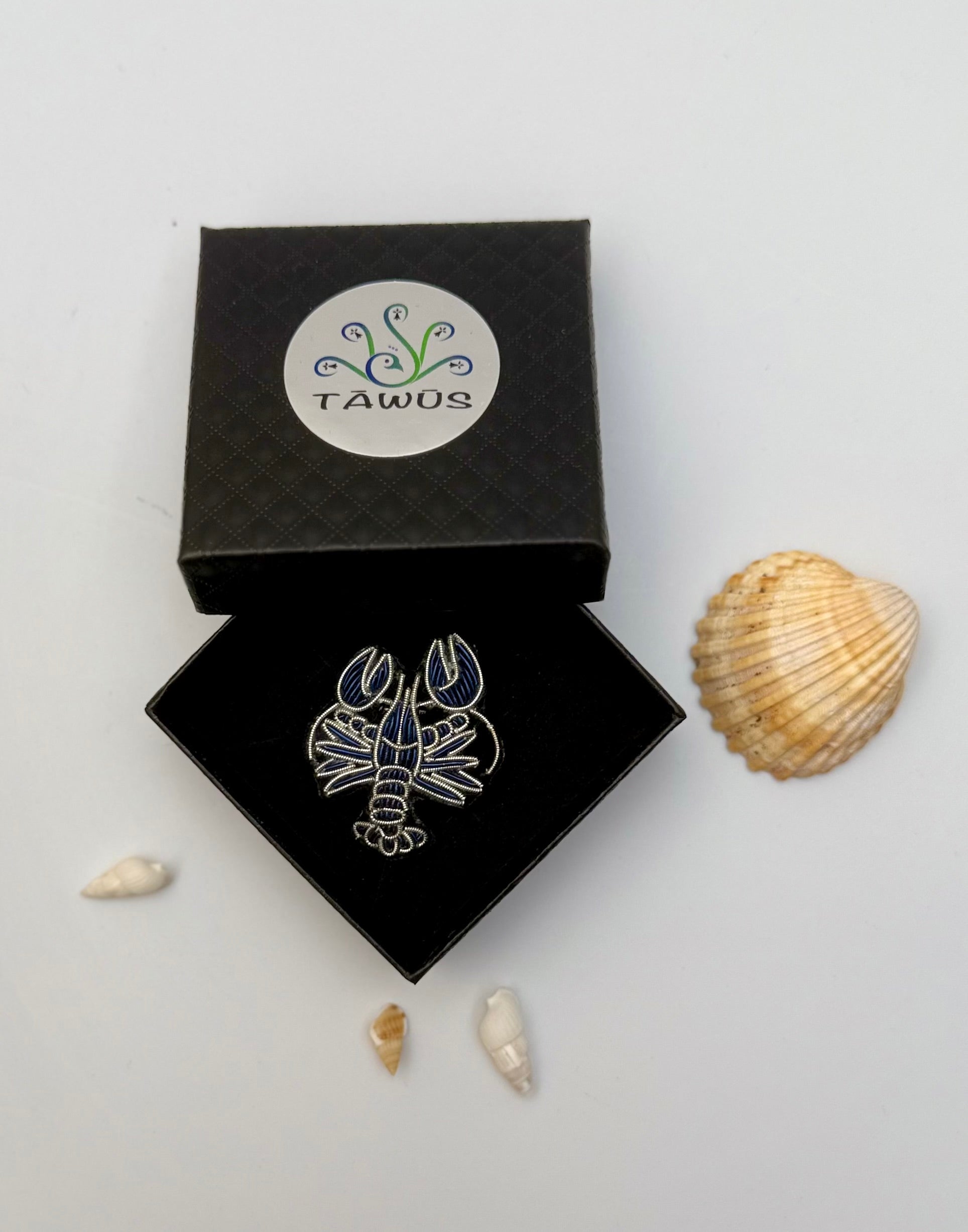 Broche mini homard bleu fait main dans son écrin – cadeau original bijou homard Bretagne broderie artisanale mer – Tawus