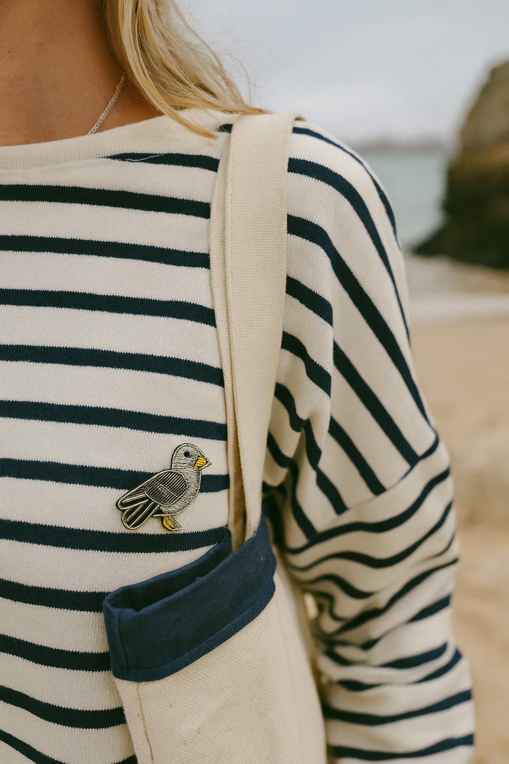 Broche mouette brodée à la main portée – accessoire mode mouette oiseau marin Bretagne mer artisanal unique – Tawus
