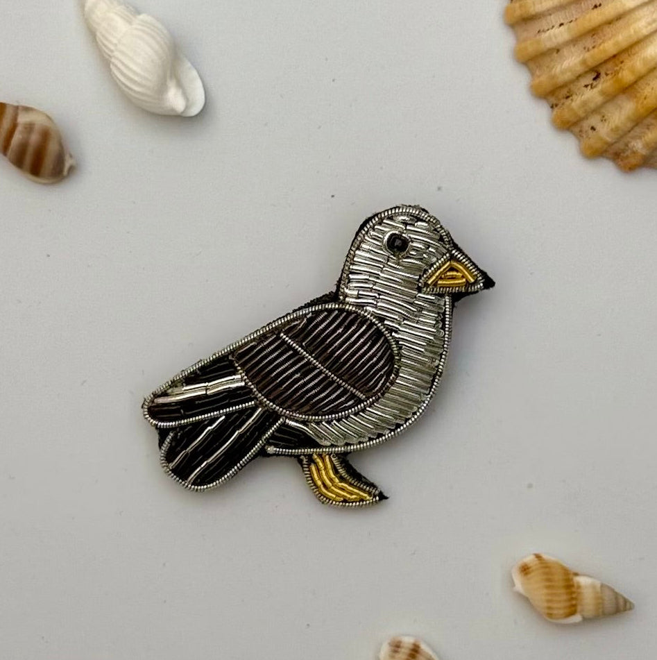 Broche mouette brodée main – bijou artisanal mouette oiseau marin Bretagne mer perles et fils blancs gris – Tawus