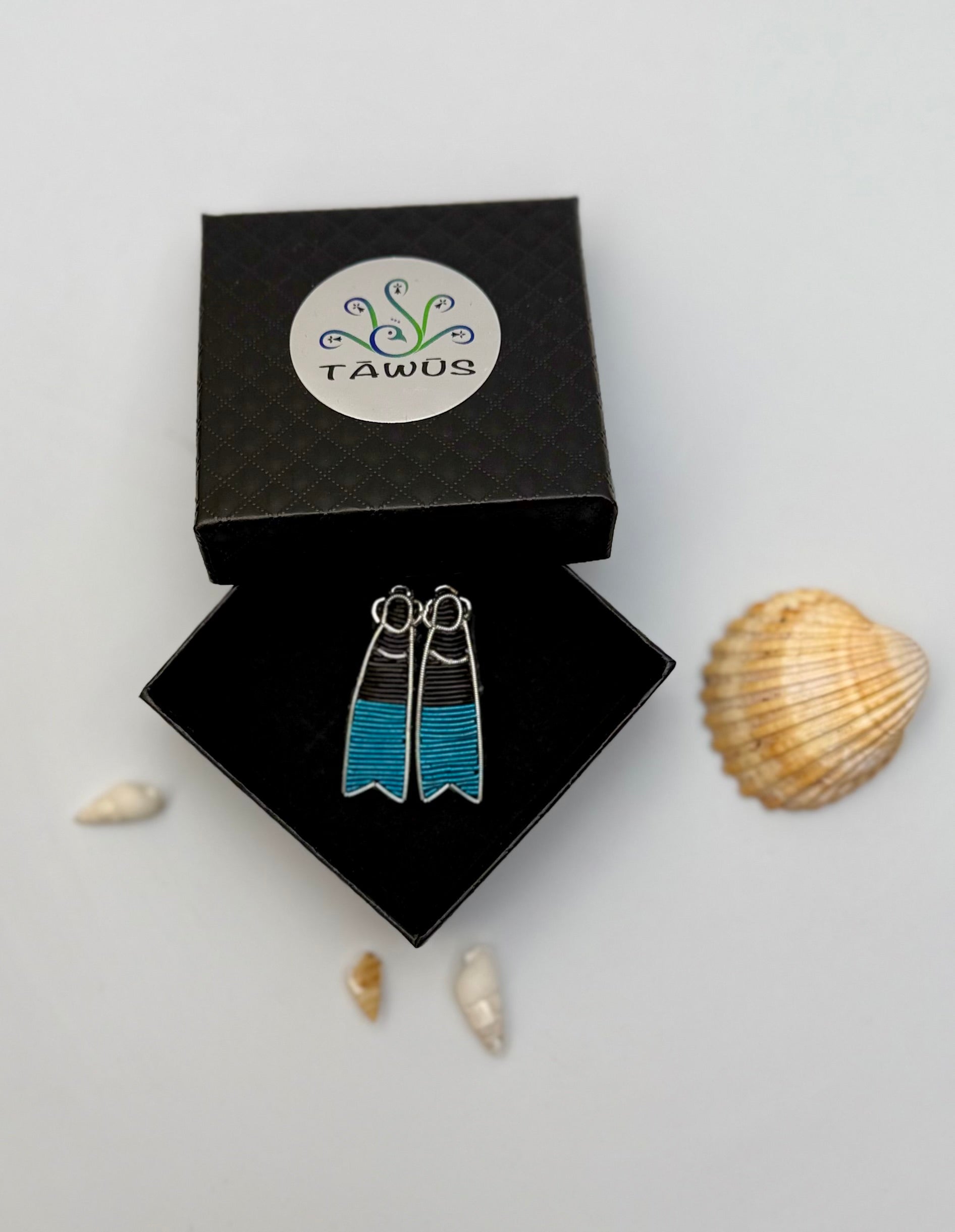 Broche palme plongeur fait main dans son écrin – cadeau original bijou plongée mer broderie artisanale été – Tawus