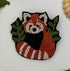 Broche panda roux brodée main – bijou artisanal panda roux firefox animal mignon Asie roux blanc perles et fils colorés – Tawus
