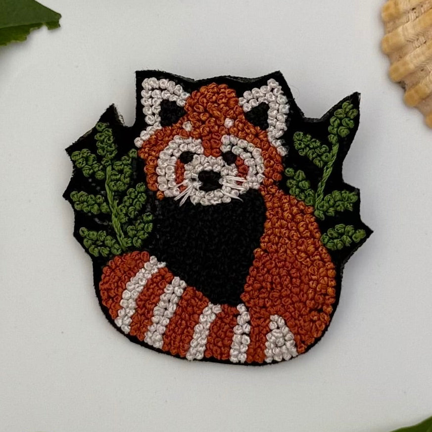 Broche panda roux brodée main – bijou artisanal panda roux firefox animal mignon Asie roux blanc perles et fils colorés – Tawus
