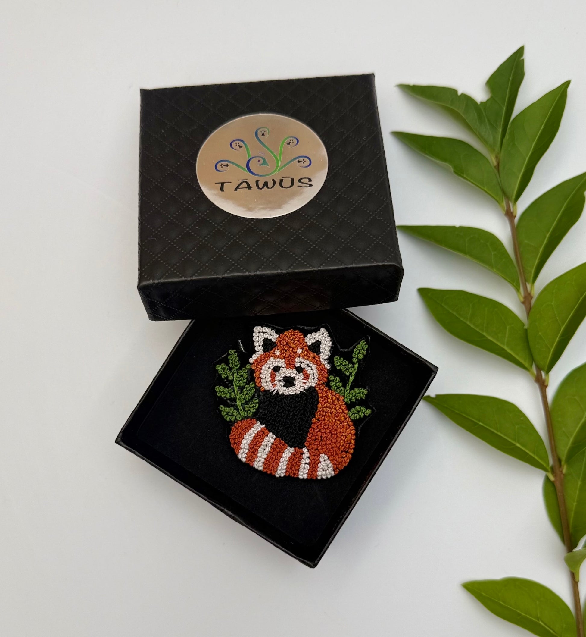 Broche panda roux fait main dans son écrin – cadeau original bijou panda roux firefox animal mignon Asie broderie artisanale – Tawus
