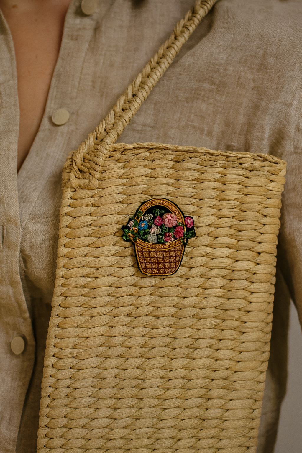 Broche panier fleuri brodée à la main portée – accessoire mode floral printanier artisanal unique – Tawus