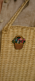 Broche panier fleuri brodée à la main portée – accessoire mode floral printanier artisanal unique – Tawus