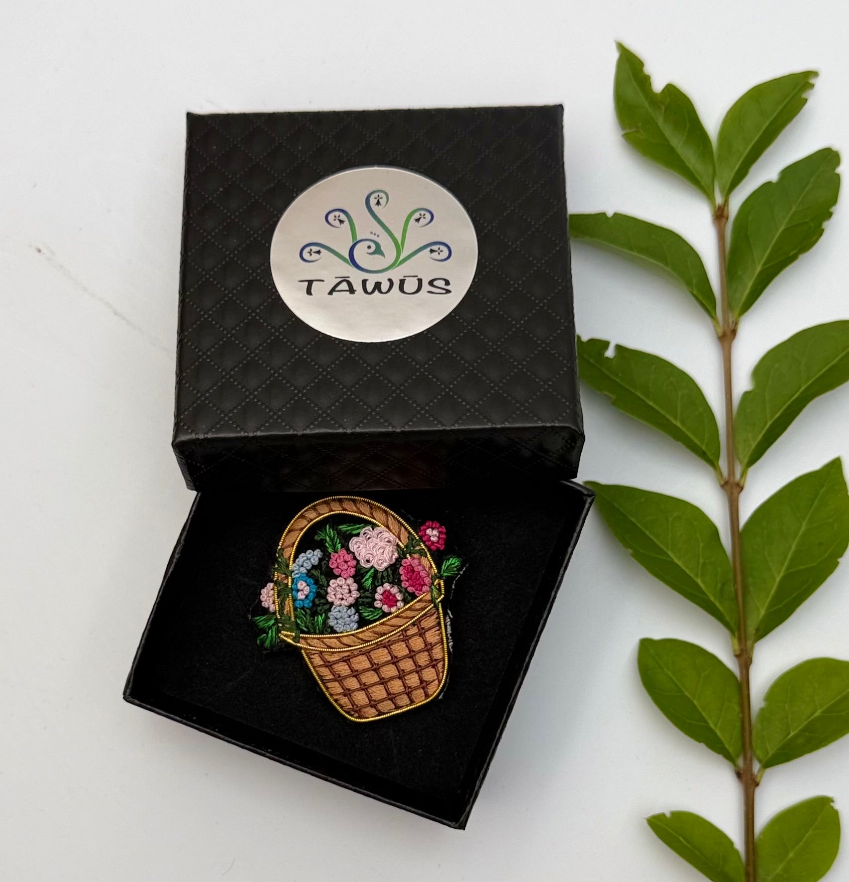 Broche panier fleuri fait main dans son écrin – cadeau original bijou floral broderie artisanale – Tawus