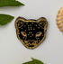 Broche panthère brodée main – bijou artisanal félin sauvage perles et fils métalliques – Tawus
