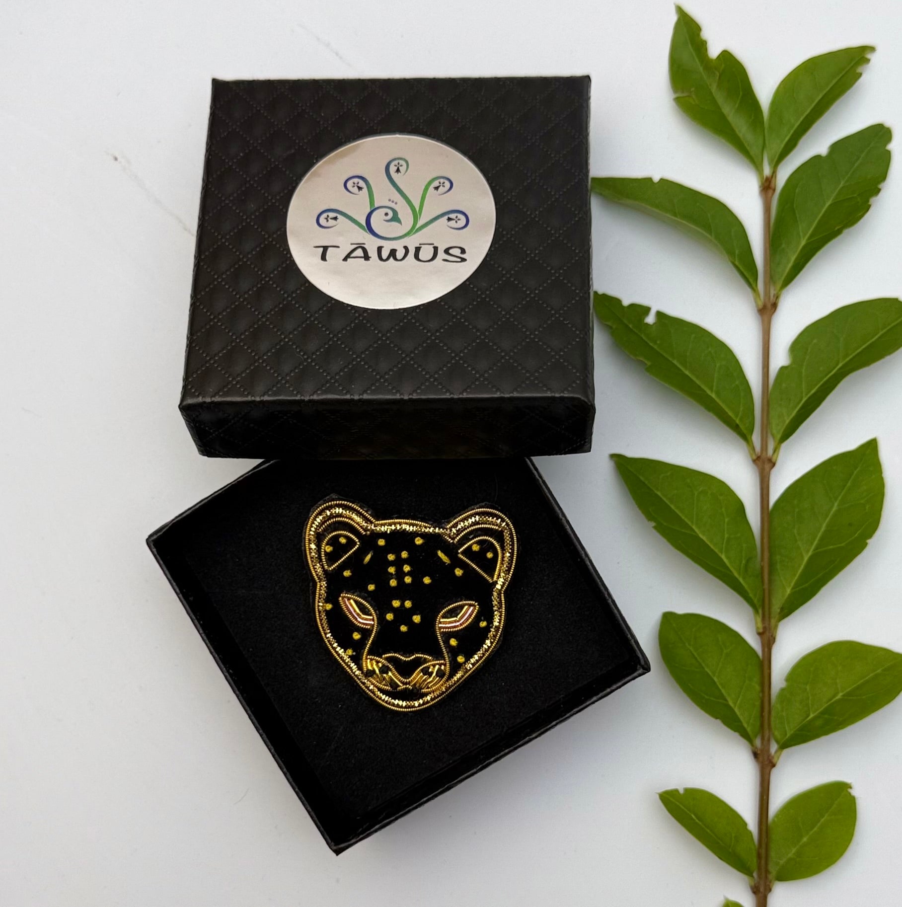 Broche panthère fait main dans son écrin – cadeau original bijou félin sauvage broderie artisanale – Tawus