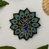 Broche paon brodée main – bijou artisanal paon oiseau majestueux plumage irisé bleu vert doré perles et fils colorés – Tawus
