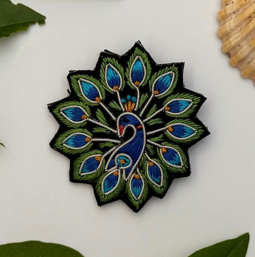 Broche paon brodée main – bijou artisanal paon oiseau majestueux plumage irisé bleu vert doré perles et fils colorés – Tawus
