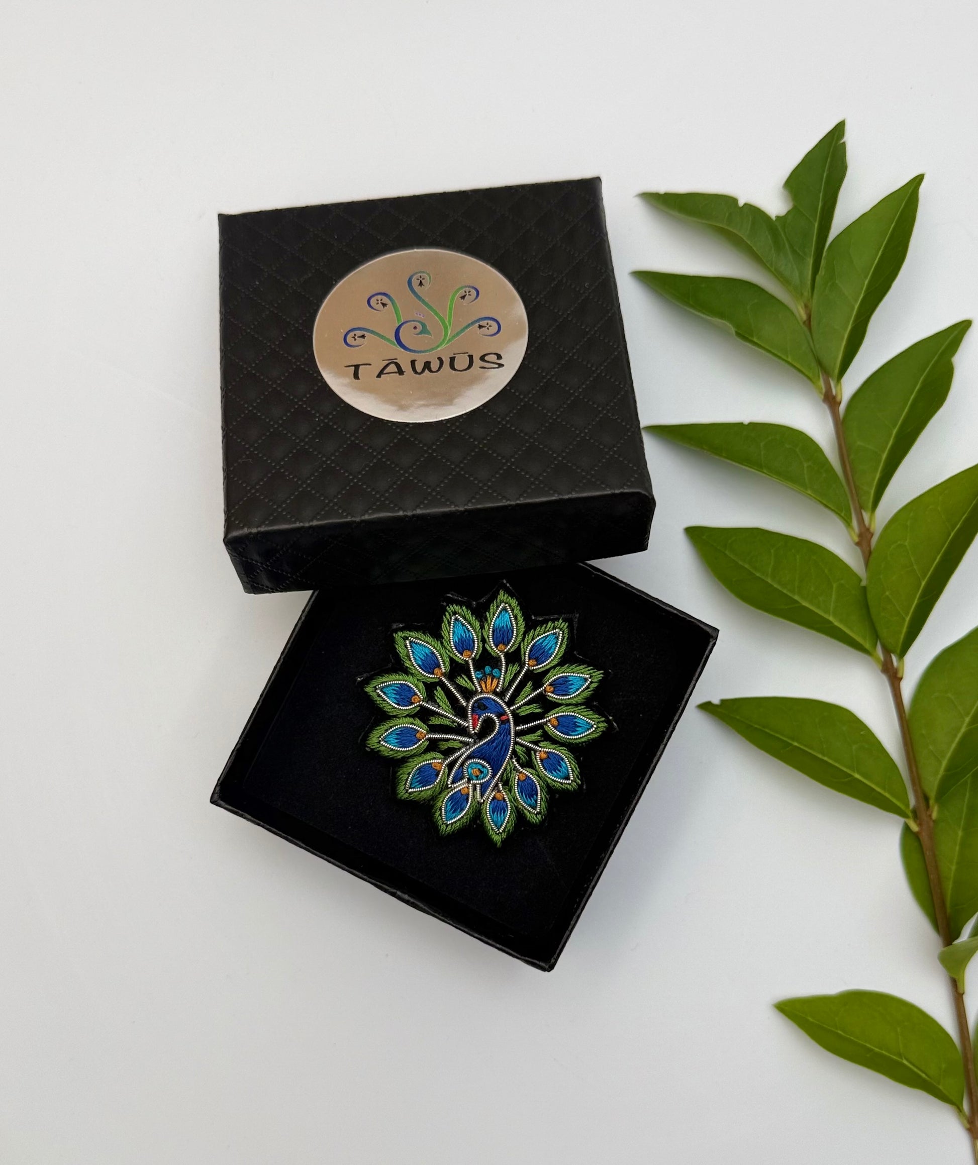 Broche paon fait main dans son écrin – cadeau original bijou paon oiseau majestueux plumage irisé broderie artisanale élégance – Tawus
