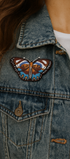 Broche papillon bleu brodée à la main portée sur veste – accessoire mode papillon bleu liberté transformation artisanal unique cadeau original – Tawus
