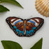 Broche papillon bleu brodée main – bijou artisanal papillon bleu liberté transformation métamorphose perles et fils bleus – Tawus
