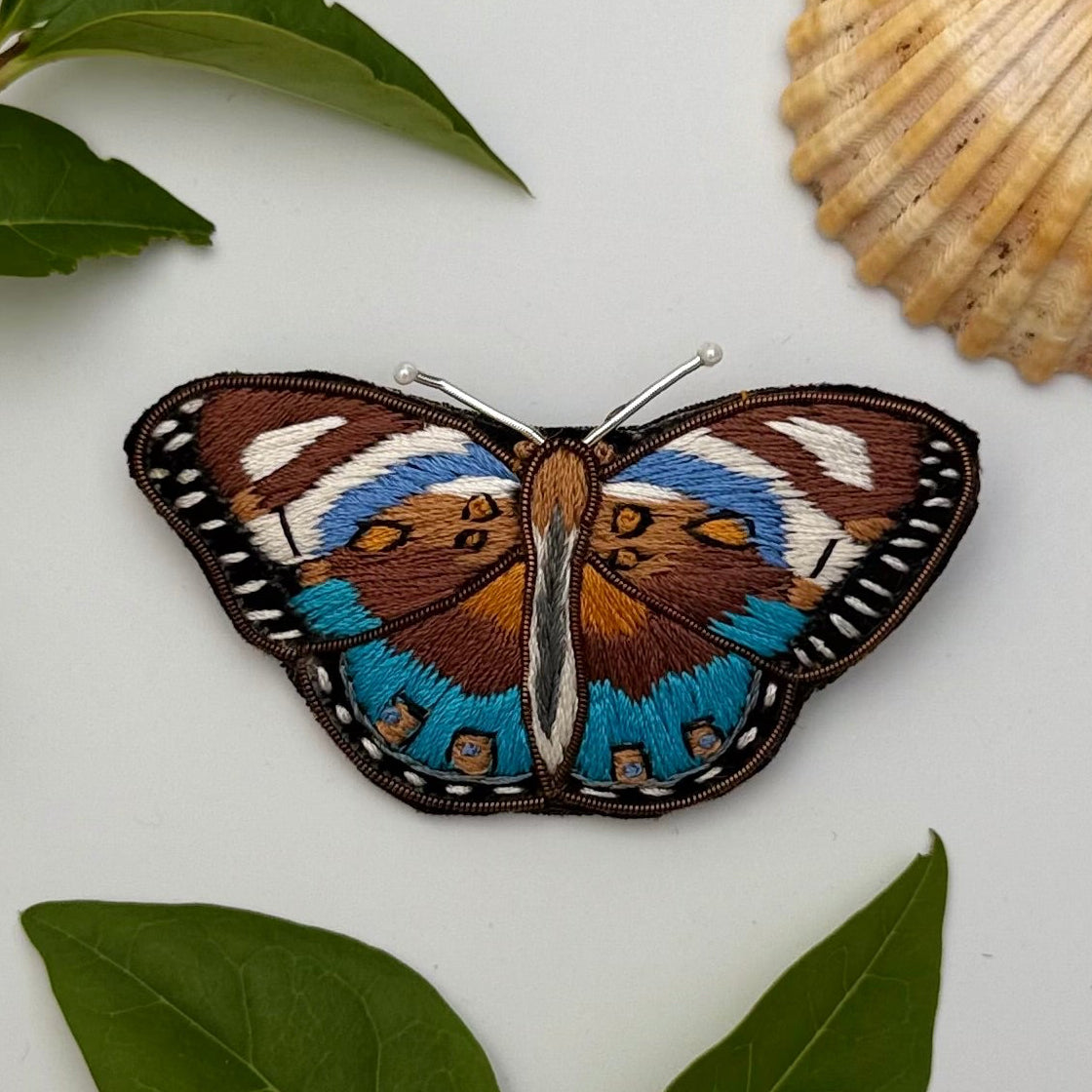 Broche papillon bleu brodée main – bijou artisanal papillon bleu liberté transformation métamorphose perles et fils bleus – Tawus
