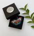 Broche papillon bleu fait main dans son écrin – cadeau original bijou papillon bleu liberté broderie artisanale transformation – Tawus
