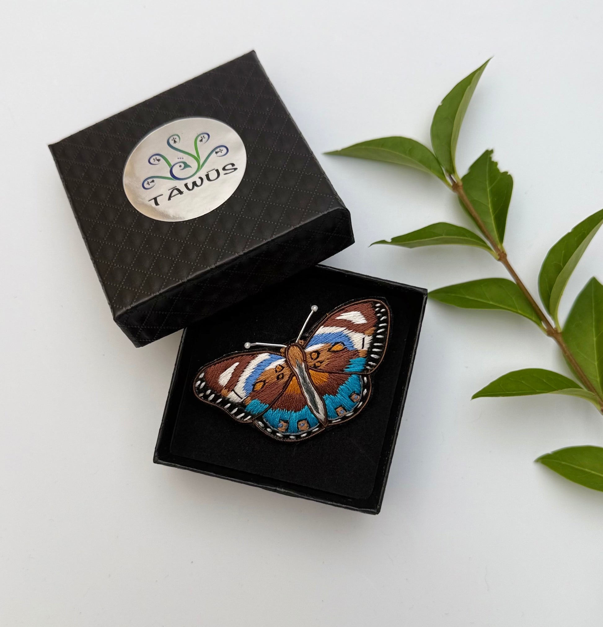 Broche papillon bleu fait main dans son écrin – cadeau original bijou papillon bleu liberté broderie artisanale transformation – Tawus
