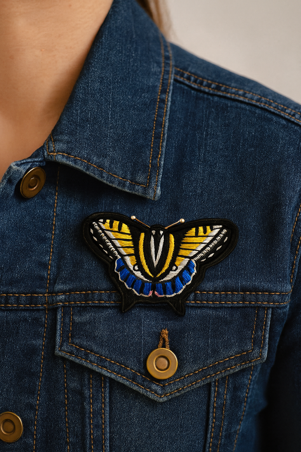 Broche papillon jaune brodée à la main portée sur veste – accessoire mode papillon jaune bleu coloré printemps été artisanal unique – Tawus
