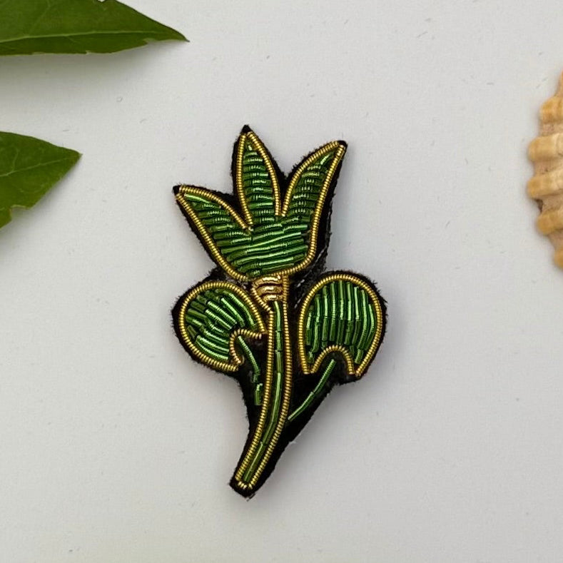 Broche papyrus brodée main – bijou artisanal Égypte antique hiéroglyphes perles et fils métalliques – Tawus