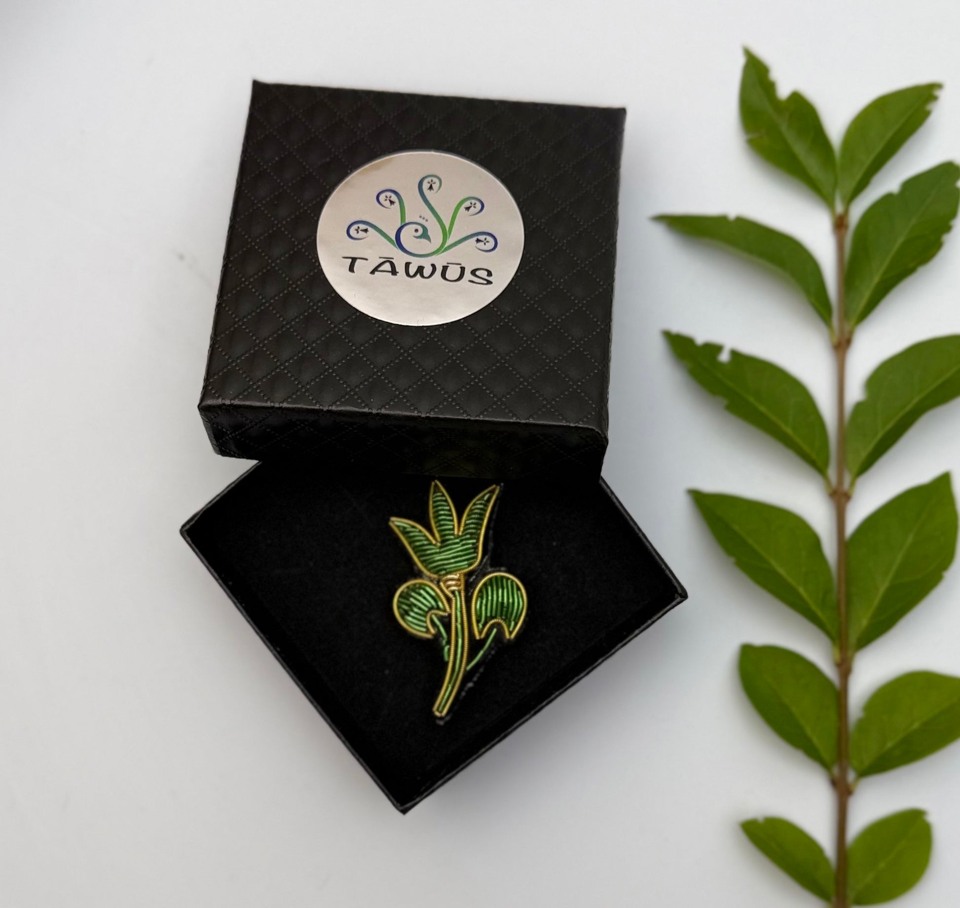 Broche papyrus fait main dans son écrin – cadeau original bijou Égypte antique broderie artisanale – Tawus