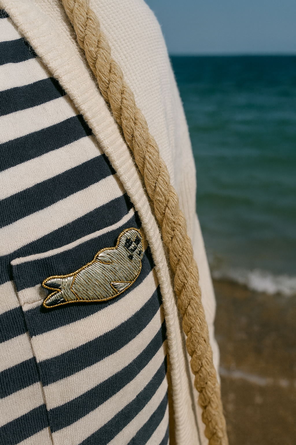 Broche phoque brodée à la main portée – accessoire mode phoque animal marin artisanal unique cadeau original – Tawus