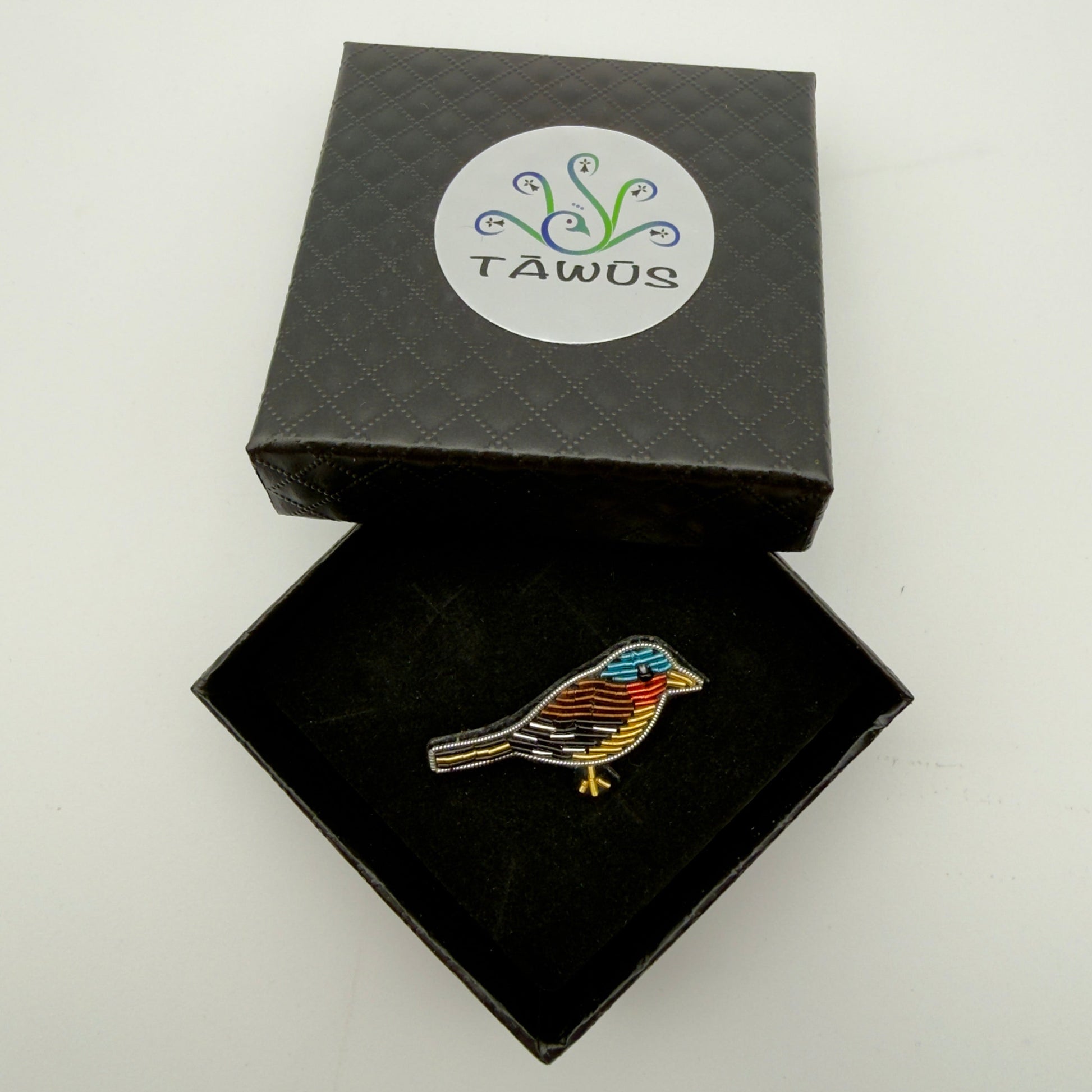 Broche pinson fait main dans son écrin – cadeau original bijou oiseau broderie artisanale – Tawus