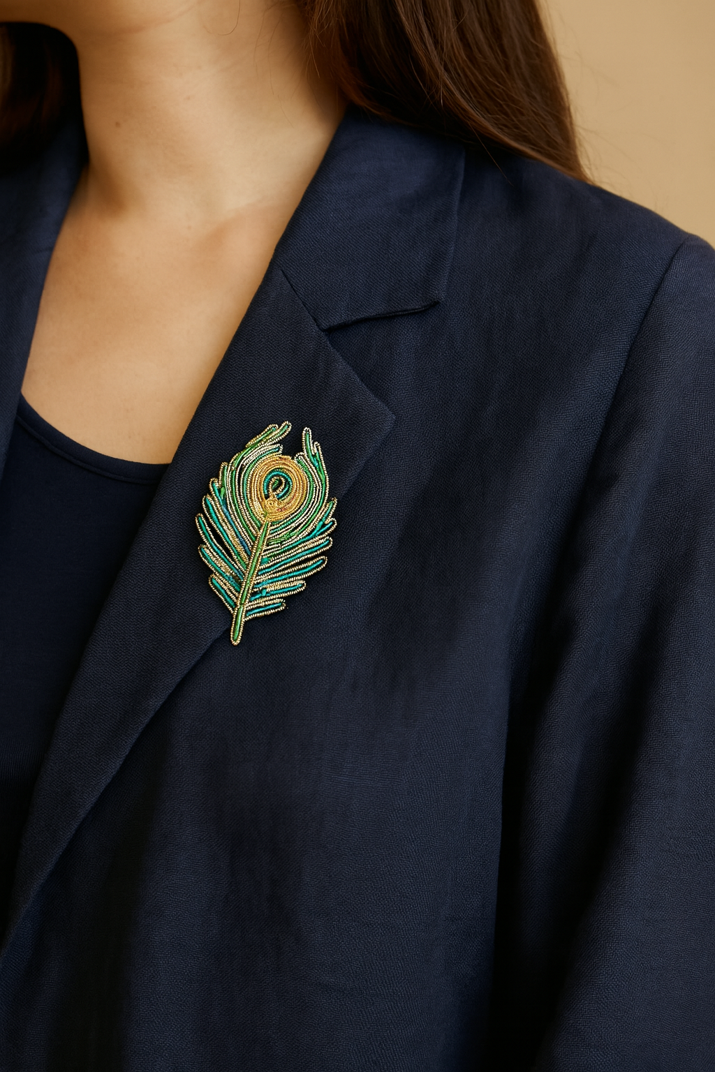 Broche plume de paon brodée à la main portée – accessoire mode plume paon irisée élégante artisanal unique – Tawus