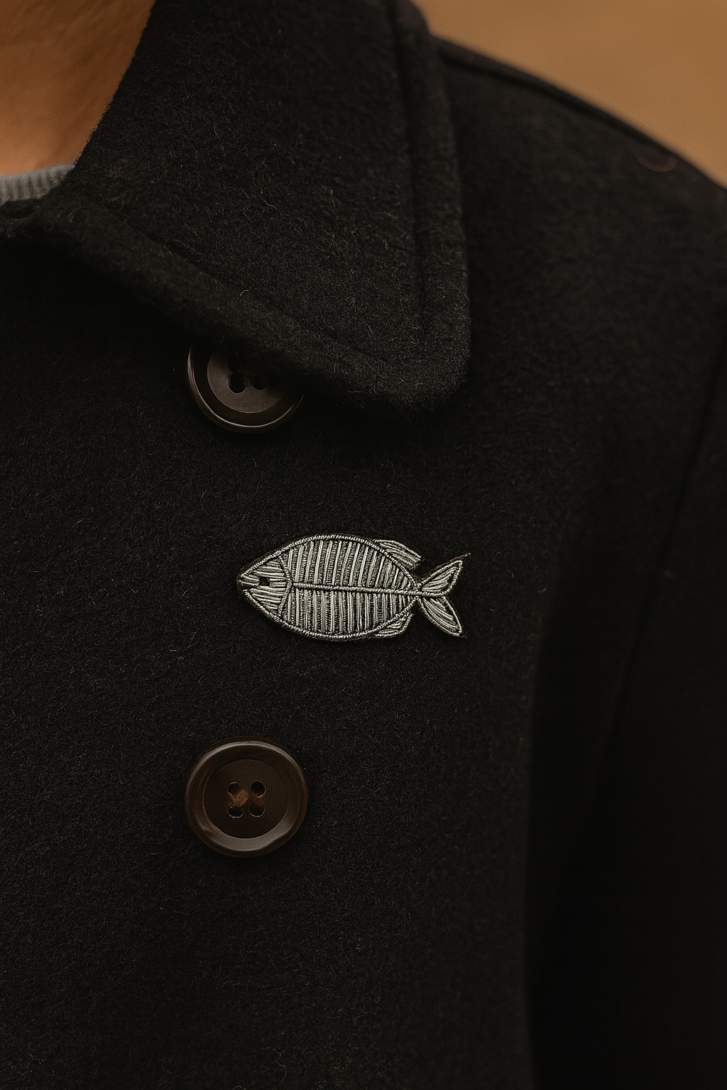Broche poisson argenté brodée à la main portée – accessoire mode poisson argenté mer écailles artisanal unique cadeau original – Tawus

