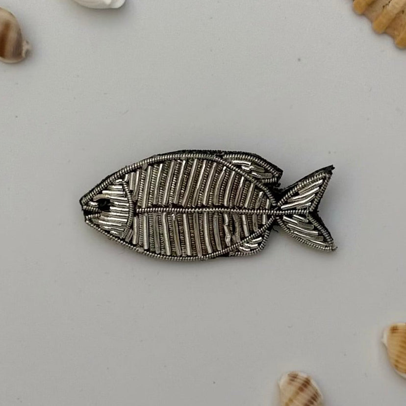 Broche poisson argenté brodée main – bijou artisanal poisson argenté mer écailles perles et fils argentés métalliques – Tawus
