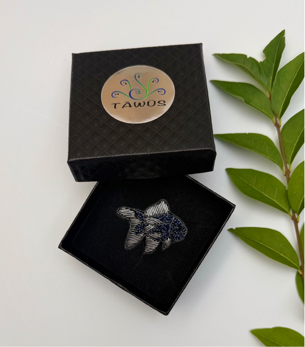 Broche poisson rouge fait main dans son écrin – cadeau original bijou animal broderie artisanale – Tawus
