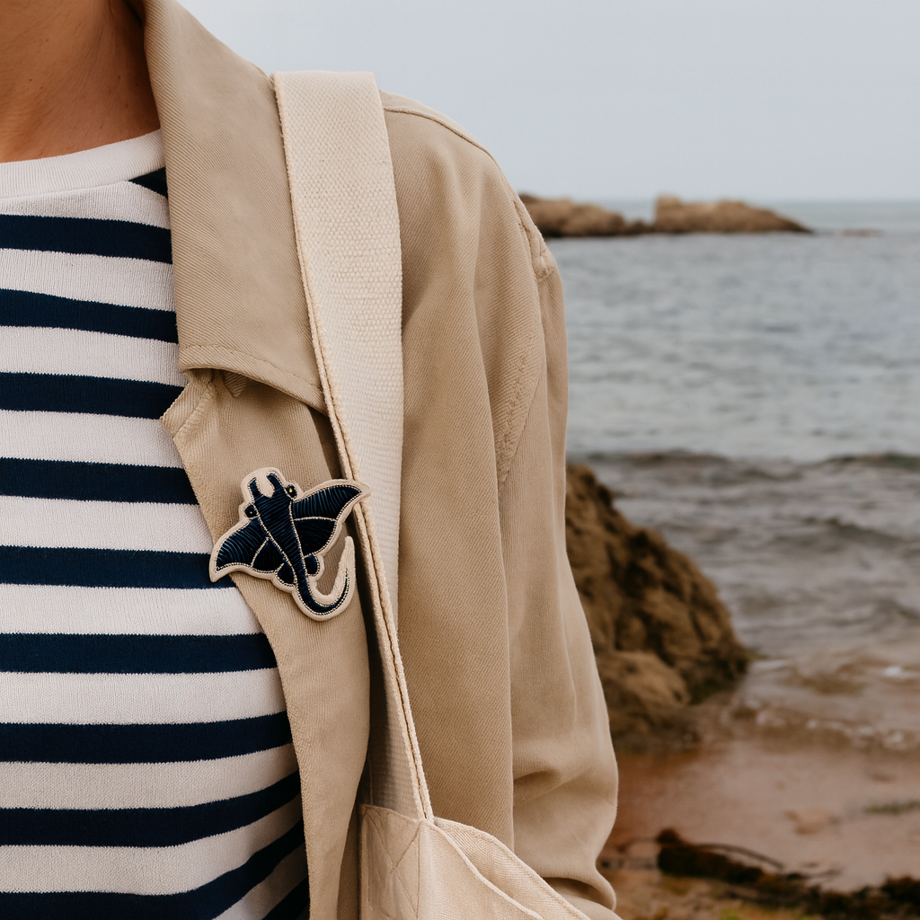 Broche raie brodée à la main portée – accessoire mode raie manta mer océan artisanal unique cadeau original – Tawus
