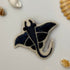 Broche raie brodée main – bijou artisanal raie pastenague mer océan perles et fils colorés – Tawus