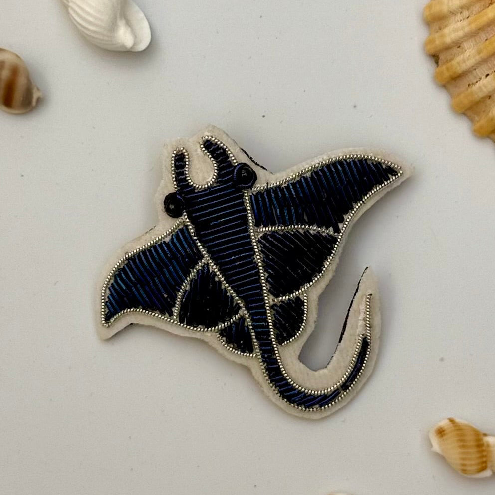 Broche raie brodée main – bijou artisanal raie pastenague mer océan perles et fils colorés – Tawus