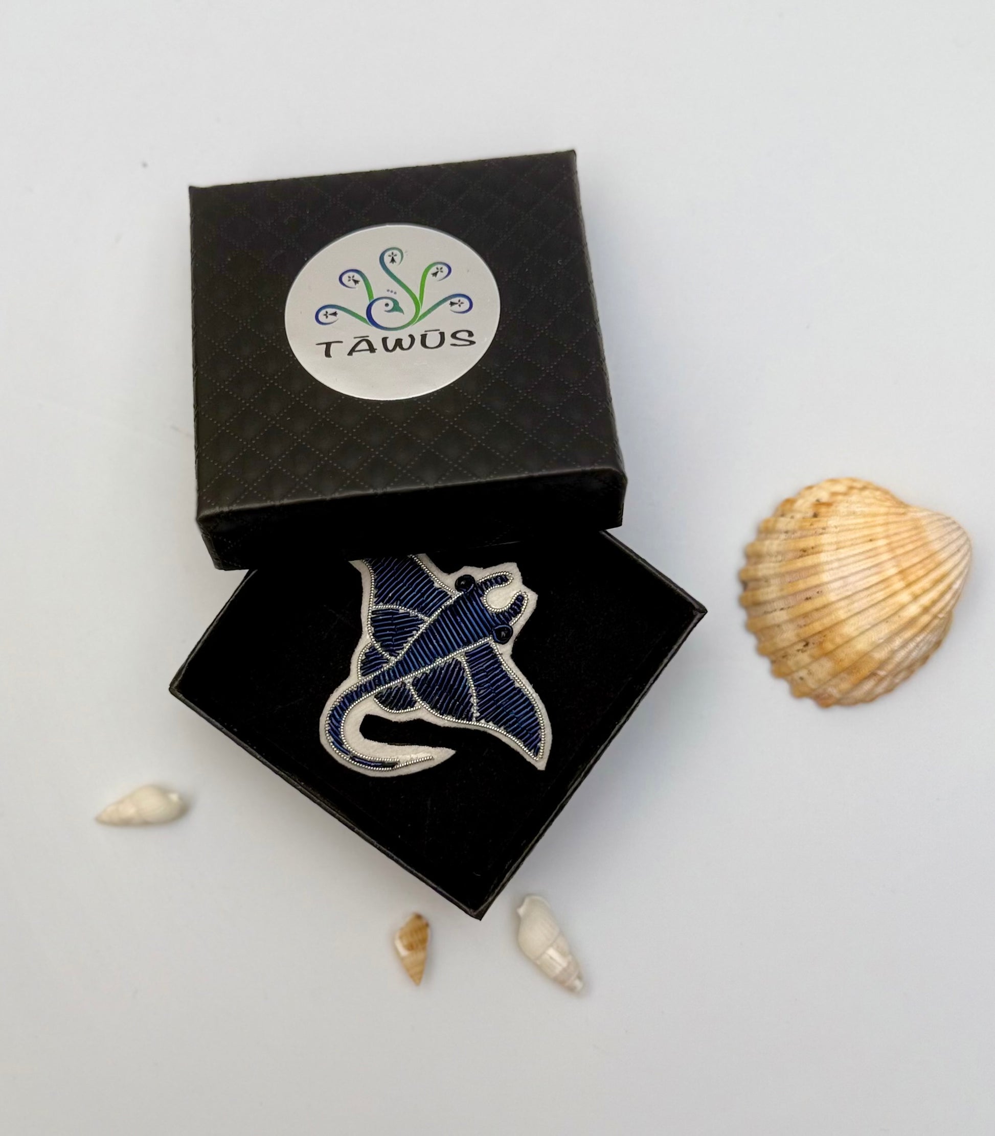 Broche raie fait main dans son écrin – cadeau original bijou raie manta mer broderie artisanale océan – Tawus